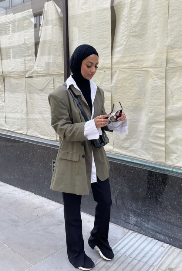 Blazer dengan siluet oversize dan aksen kancing besar